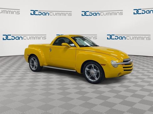 Used 2004 Chevrolet SSR w/ Preferred Equipment Group RWD image 2