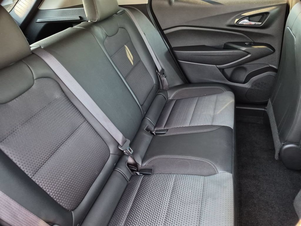 Used 2025 Chevrolet Trax LT w/ LT Convenience Package FWD image 30