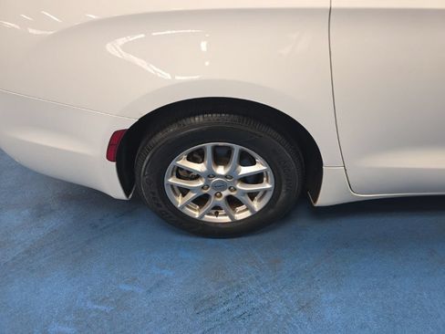 Used 2022 Chrysler Pacifica Touring-L FWD image 6
