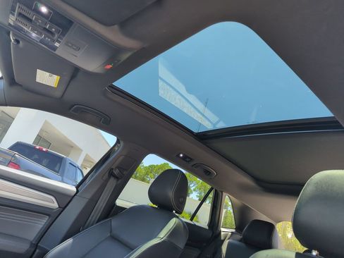 Used 2023 Volkswagen Atlas Cross Sport SE w/ Panoramic Sunroof Package FWD image 28