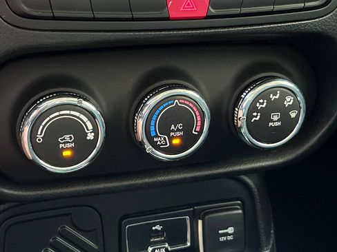 Used 2015 Jeep Renegade Latitude FWD image 25
