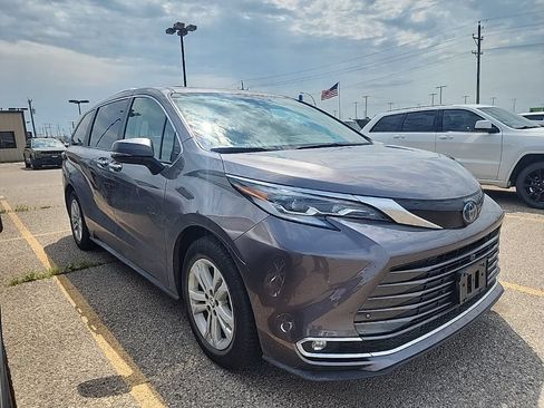 Used 2023 Toyota Sienna Platinum AWD/4WD image 17