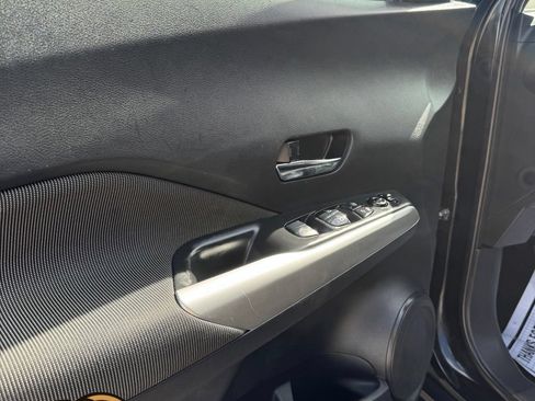 Used 2019 Nissan Kicks SV FWD image 12