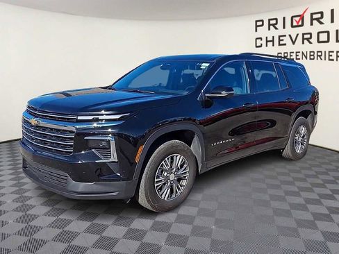 Used 2025 Chevrolet Traverse LT image 4