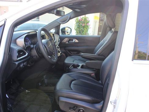 Used 2026 Chrysler Pacifica Select FWD image 8