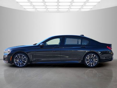 Used 2022 BMW 740i w/ M Sport Package image 3