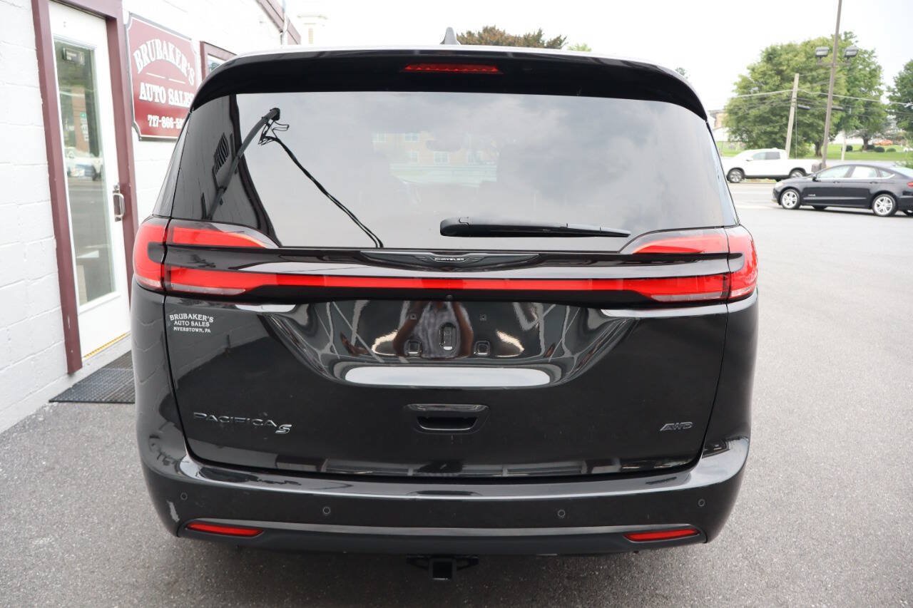 Used 2021 Chrysler Pacifica Touring-L w/ S Appearance Package AWD/4WD image 3