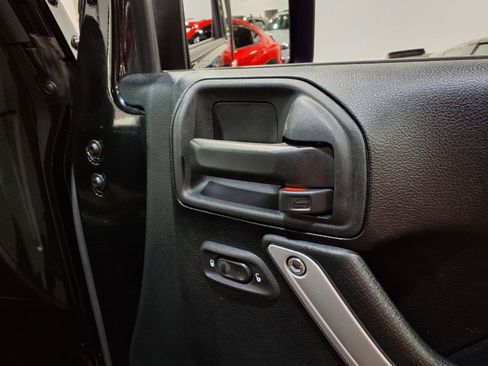 Used 2016 Jeep Wrangler Unlimited Sahara AWD/4WD image 18