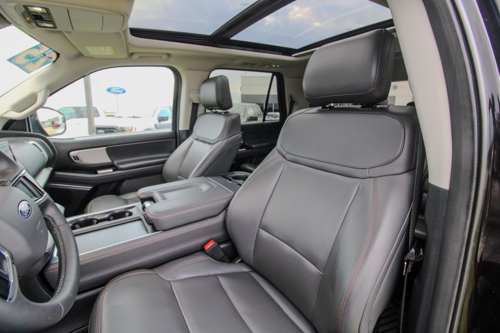 Used 2025 Ford Expedition Active AWD/4WD image 16