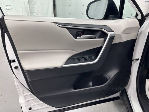 Used 2025 Toyota RAV4 XLE AWD/4WD image 8