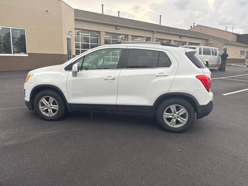 Used 2016 Chevrolet Trax LT w/ LT Sun and Sound Package FWD image 5