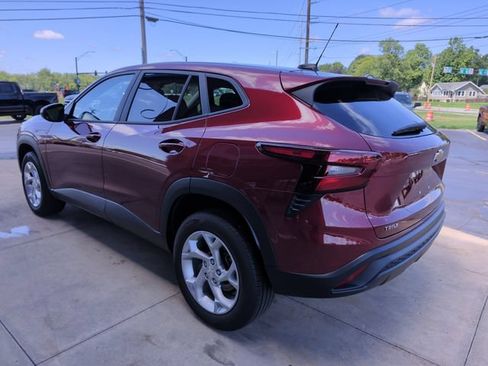 Used 2024 Chevrolet Trax LS w/ LS Convenience Package FWD image 6