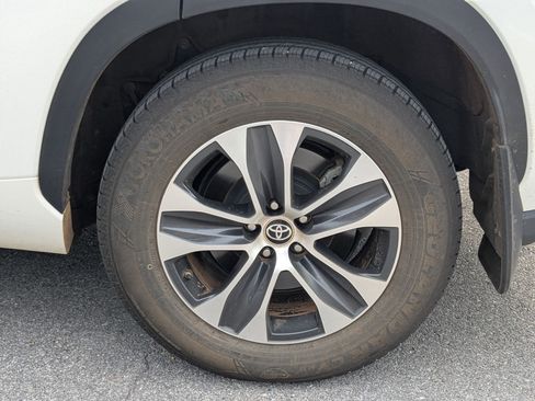 Used 2021 Toyota Highlander XLE AWD/4WD image 24
