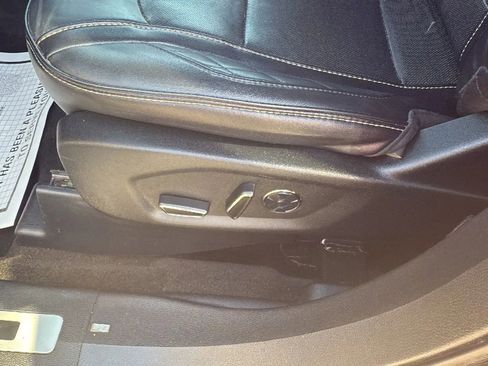 Used 2018 Ford Explorer Platinum image 16