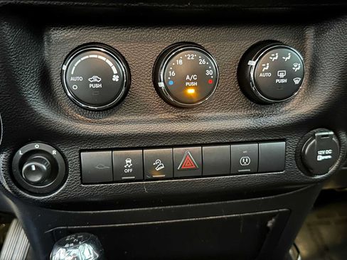 Used 2013 Jeep Wrangler Unlimited Sahara w/ Connectivity Group AWD/4WD image 15