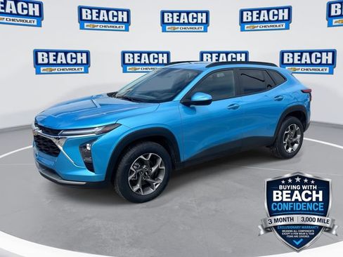 Used 2025 Chevrolet Trax LT FWD image 1