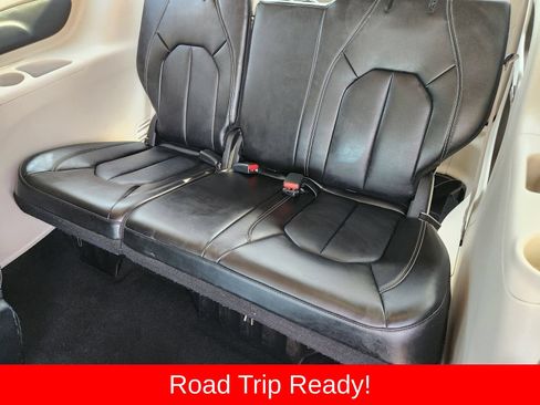 Used 2024 Chrysler Pacifica Touring-L FWD image 39