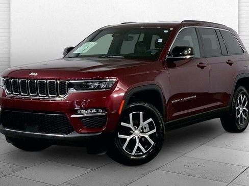 Used 2025 Jeep Grand Cherokee Limited AWD/4WD image 12