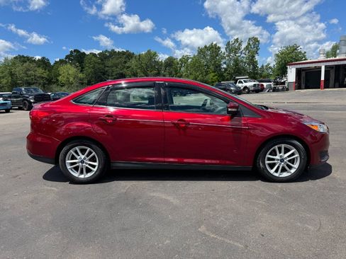 Used 2017 Ford Focus SE w/ Cold Weather Package FWD image 6