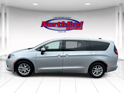 Used 2023 Chrysler Voyager LX FWD image 6