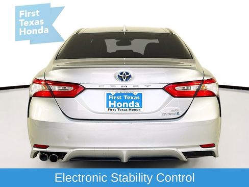 Used 2019 Toyota Camry SE w/ Sunroof Package image 7