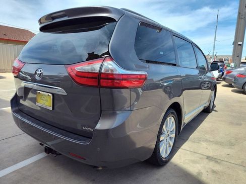 Used 2017 Toyota Sienna Limited Premium image 4