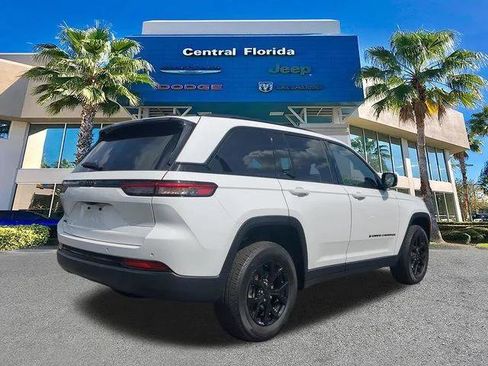 Certified 2025 Jeep Grand Cherokee Altitude AWD/4WD image 5