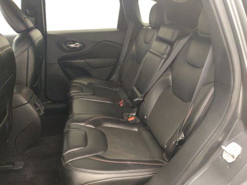 Used 2019 Jeep Cherokee Trailhawk w/ Cold Weather Group AWD/4WD image 18