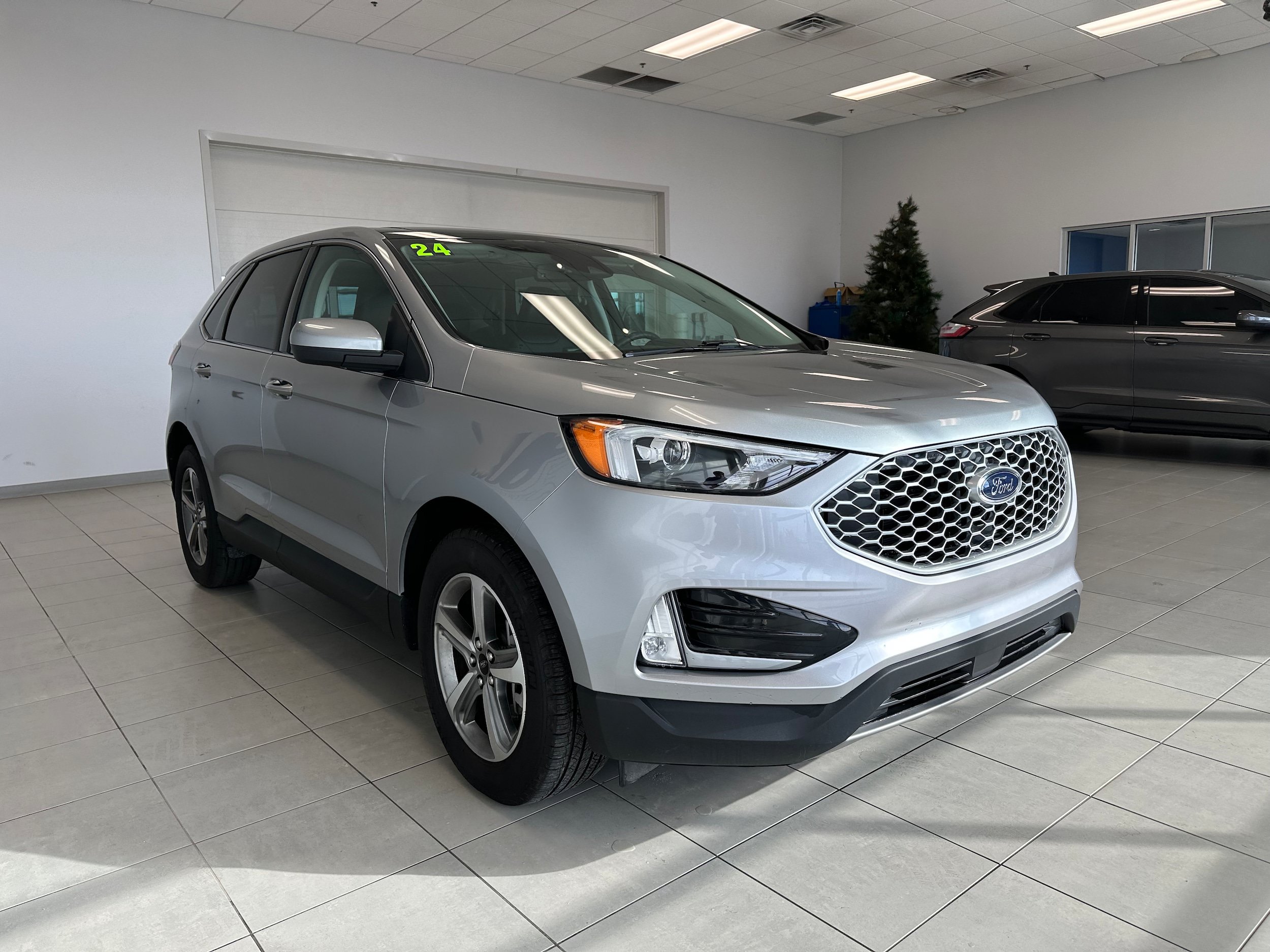 Used 2024 Ford Edge SEL w/ Convenience Package AWD/4WD image 4