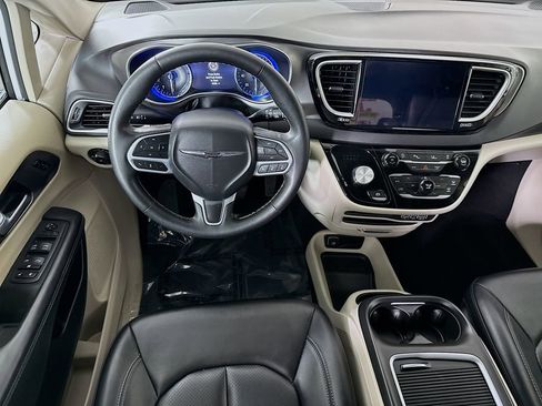 Used 2024 Chrysler Pacifica Touring-L image 4