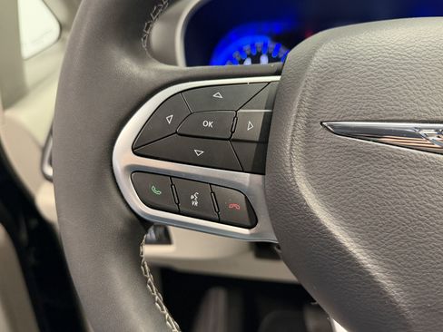 Used 2024 Chrysler Pacifica Touring-L image 20