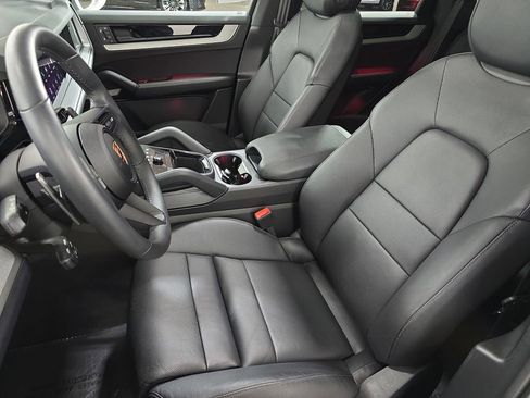Certified 2025 Porsche Cayenne image 5