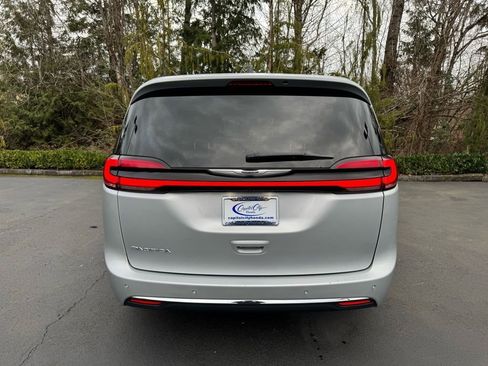 Used 2023 Chrysler Pacifica Touring-L image 12