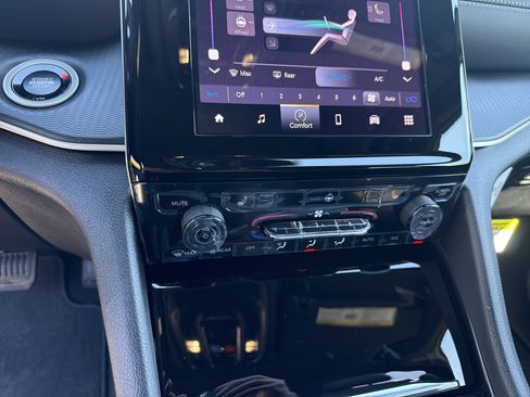 New 2025 Jeep Grand Cherokee Altitude image 28