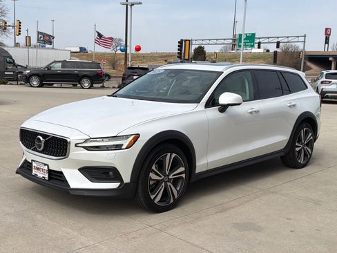 Used 2025 Volvo V60 B5 Cross Country Plus image 4