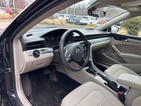 Used 2022 Volkswagen Passat 2.0T SE image 25
