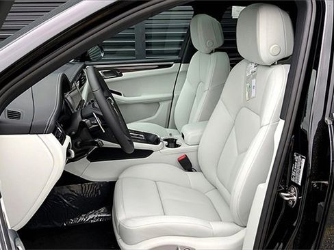 New 2025 Porsche Macan image 5