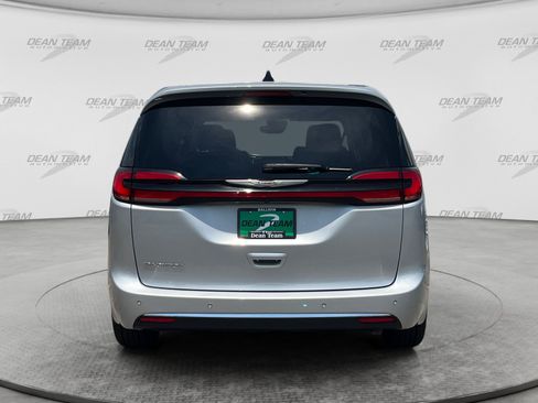 Used 2024 Chrysler Pacifica Touring-L FWD image 7
