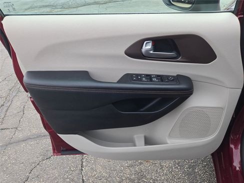 Certified 2017 Chrysler Pacifica Touring image 17