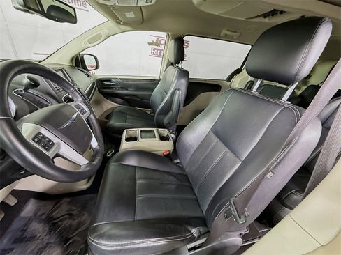 Used 2014 Chrysler Town & Country Touring-L w/ Driver Convenience Group image 25