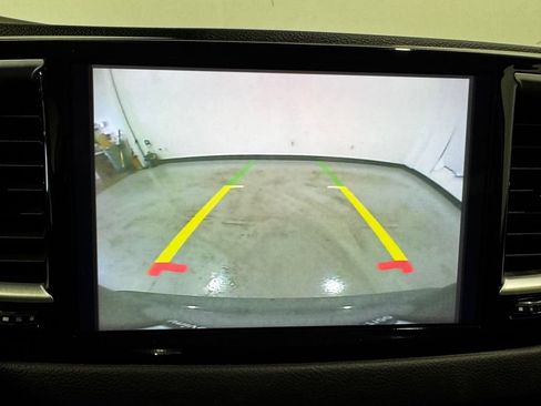 Used 2023 Chrysler Pacifica Touring-L FWD image 10