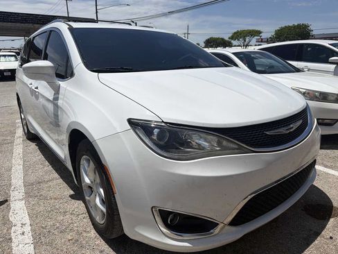 Used 2017 Chrysler Pacifica Touring-L Plus w/ Tire & Wheel Group FWD image 2