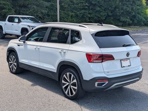 Used 2023 Volkswagen Taos SE w/ Panoramic Sunroof Package FWD image 5