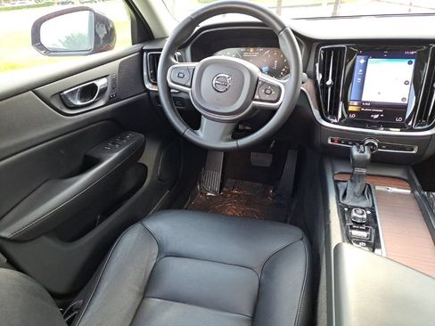 Used 2021 Volvo S60 T5 Momentum w/ Premium Package image 10