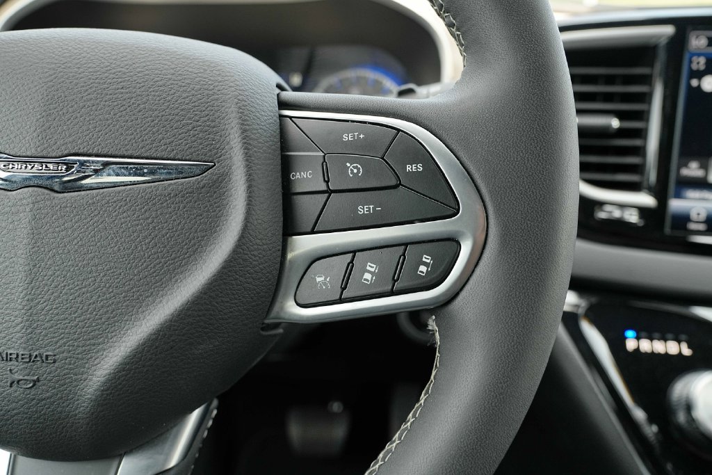 Used 2026 Chrysler Pacifica Select FWD image 35