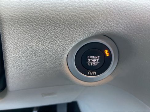 Used 2024 Chrysler Pacifica Touring-L FWD image 29