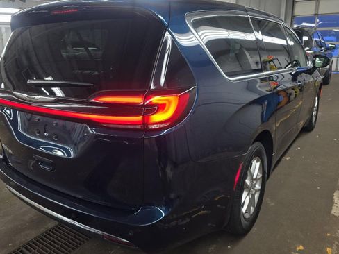 Used 2024 Chrysler Pacifica Touring-L w/ Uconnect Theater Family Group image 4