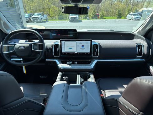 New 2026 Ford Expedition Platinum image 3