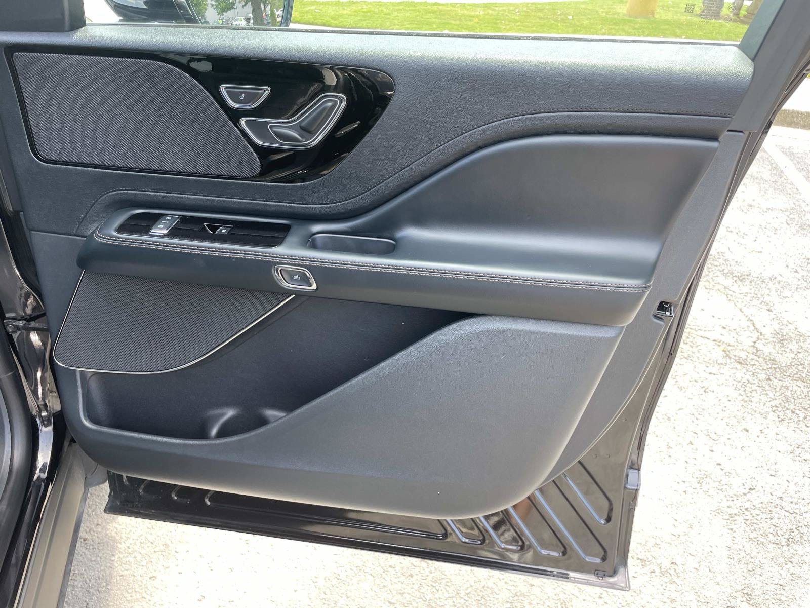 Certified 2026 Lincoln Aviator AWD image 10