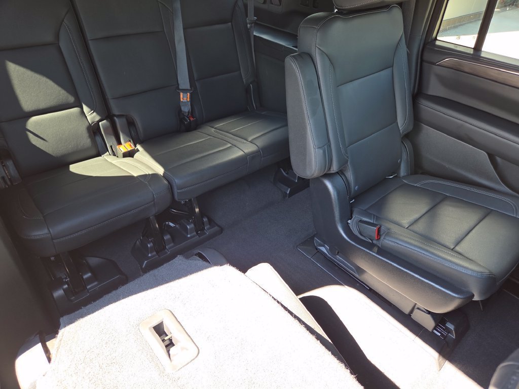Used 2022 Chevrolet Suburban LT w/ Luxury Package AWD/4WD image 5